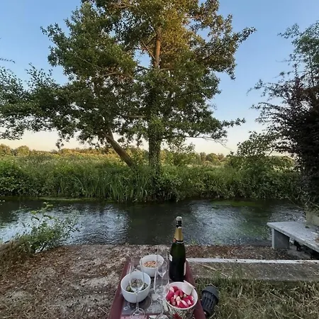 Les Pieds Dans L'eau, Berce Par L'avre 펜션 Balines